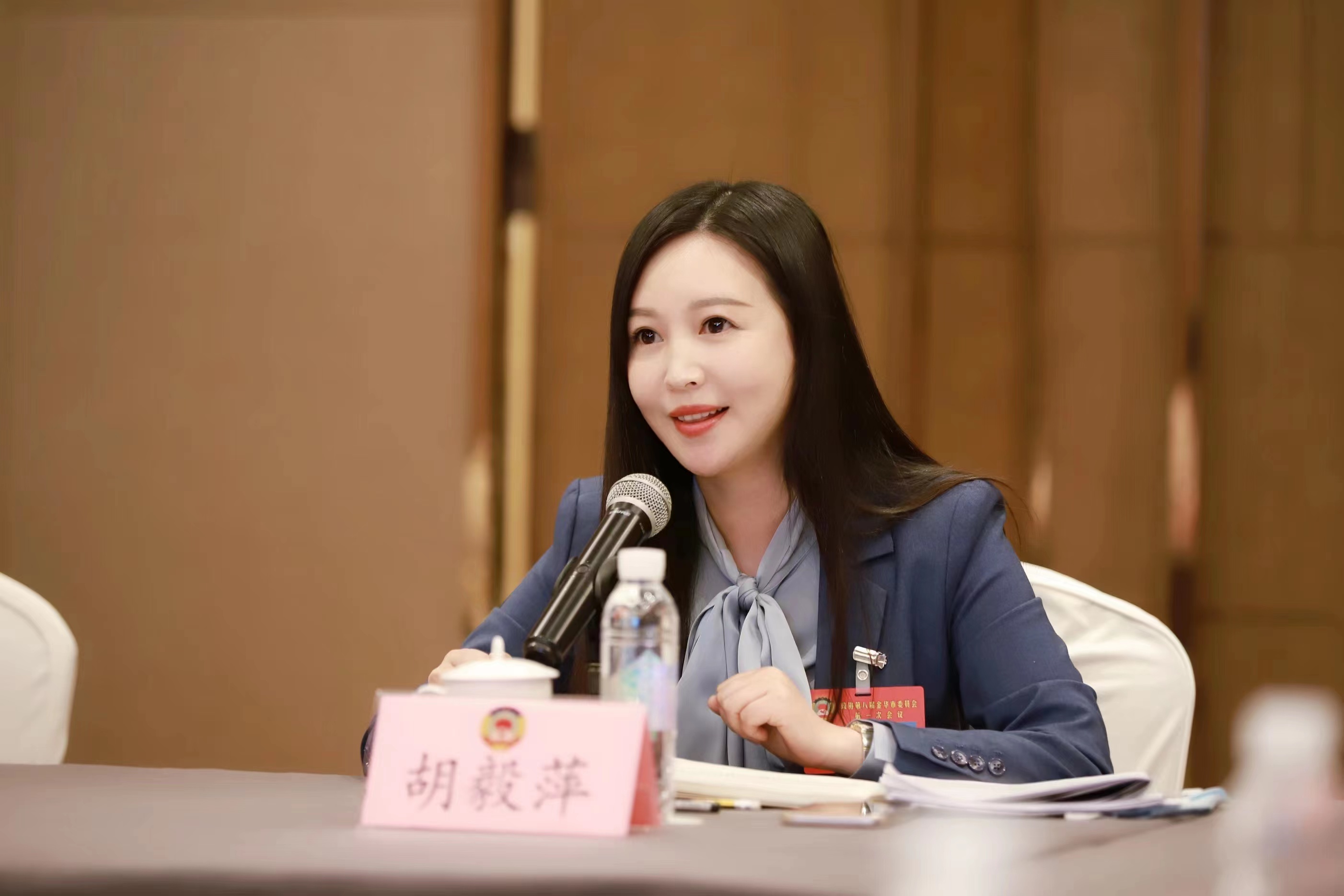 古兰月,本名胡毅萍,生于浙江兰溪,杭州市高
