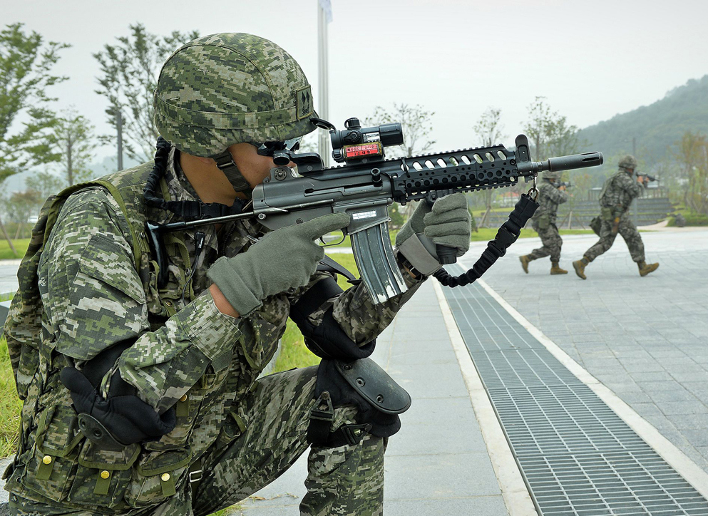 于是,大宇公司的设计师推出了k1a卡宾枪与k2步枪用于装备本国军队与