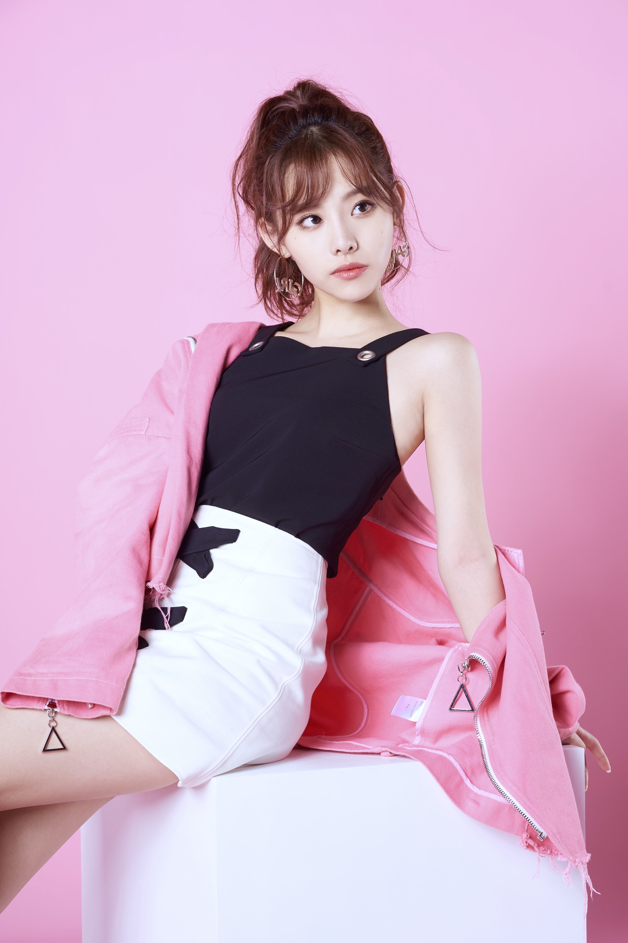  p>董颜,本名王婷,1996年3月20日出生于浙江宁波