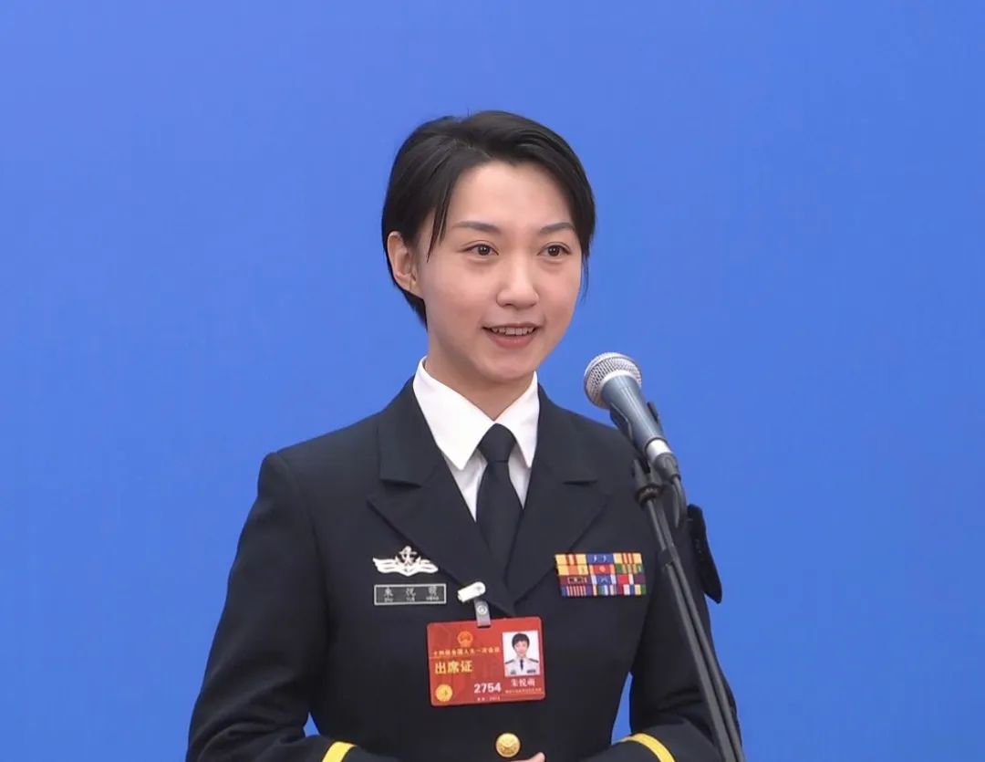 女,汉族,1990年出生,毕业于海军航空大学,中校军衔, a target="_blank