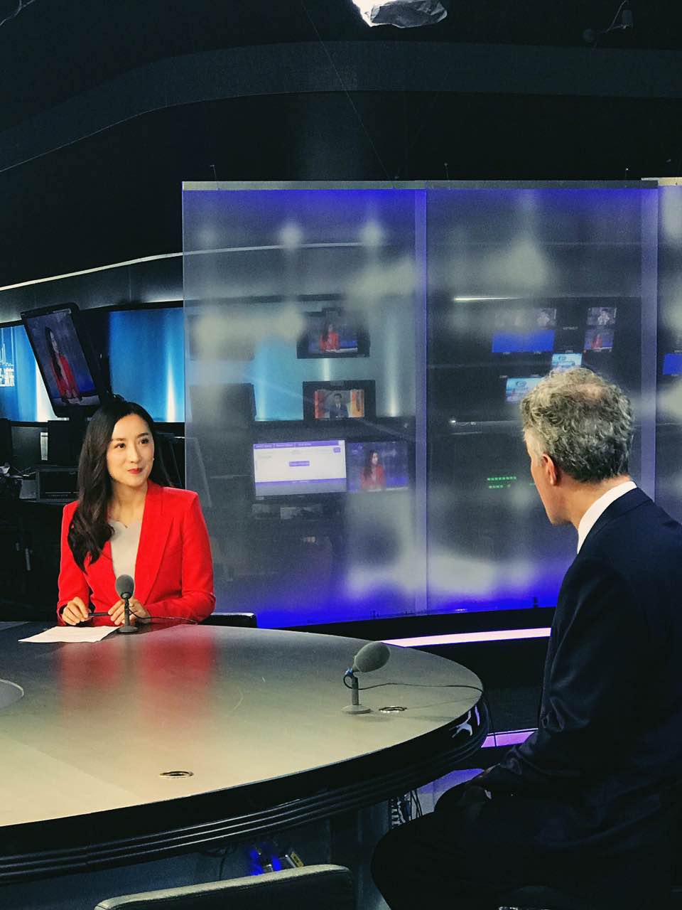  p>徐佩璐,smg上海电视台东方卫视中心《世界爸妈说》节目主持人,执行