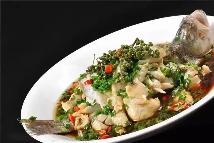  p>双椒鲜嫩鲈鱼是一道家常菜,主要制作食材是鲈鱼,配料是西蓝花,青红