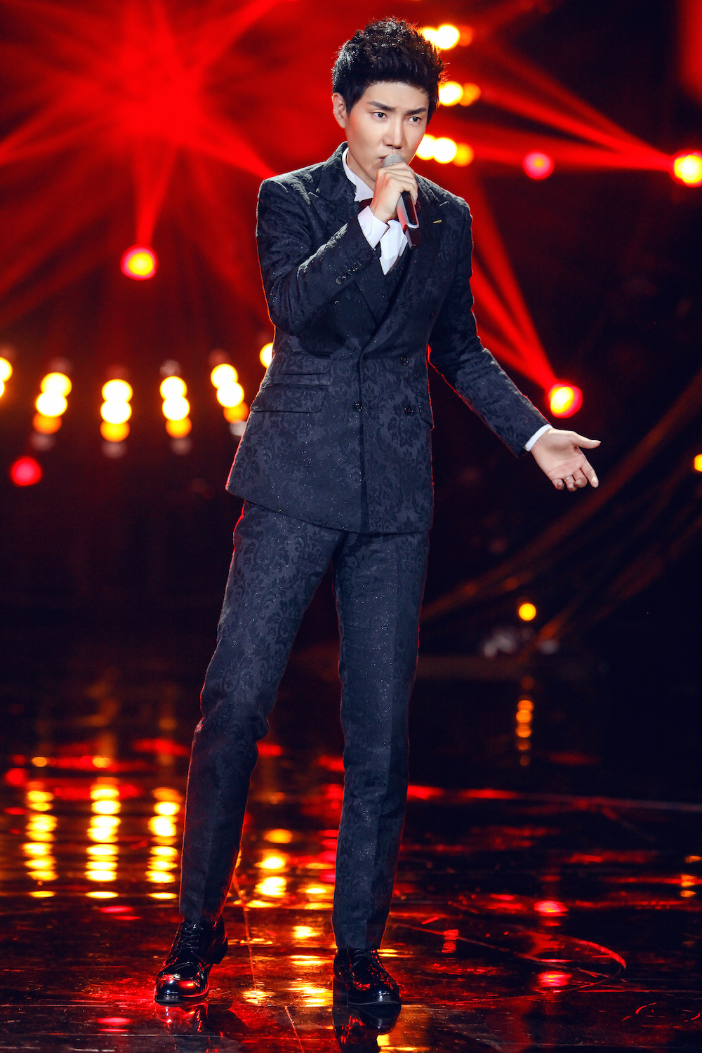  p>王晰,1985年4月9日出生于辽宁省营口市,中国内地流行乐男低音歌手