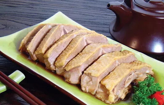  p data-id="gn70sdu7hh">柠檬白切鸭是一道菜,口味酸甜适口,制作简单