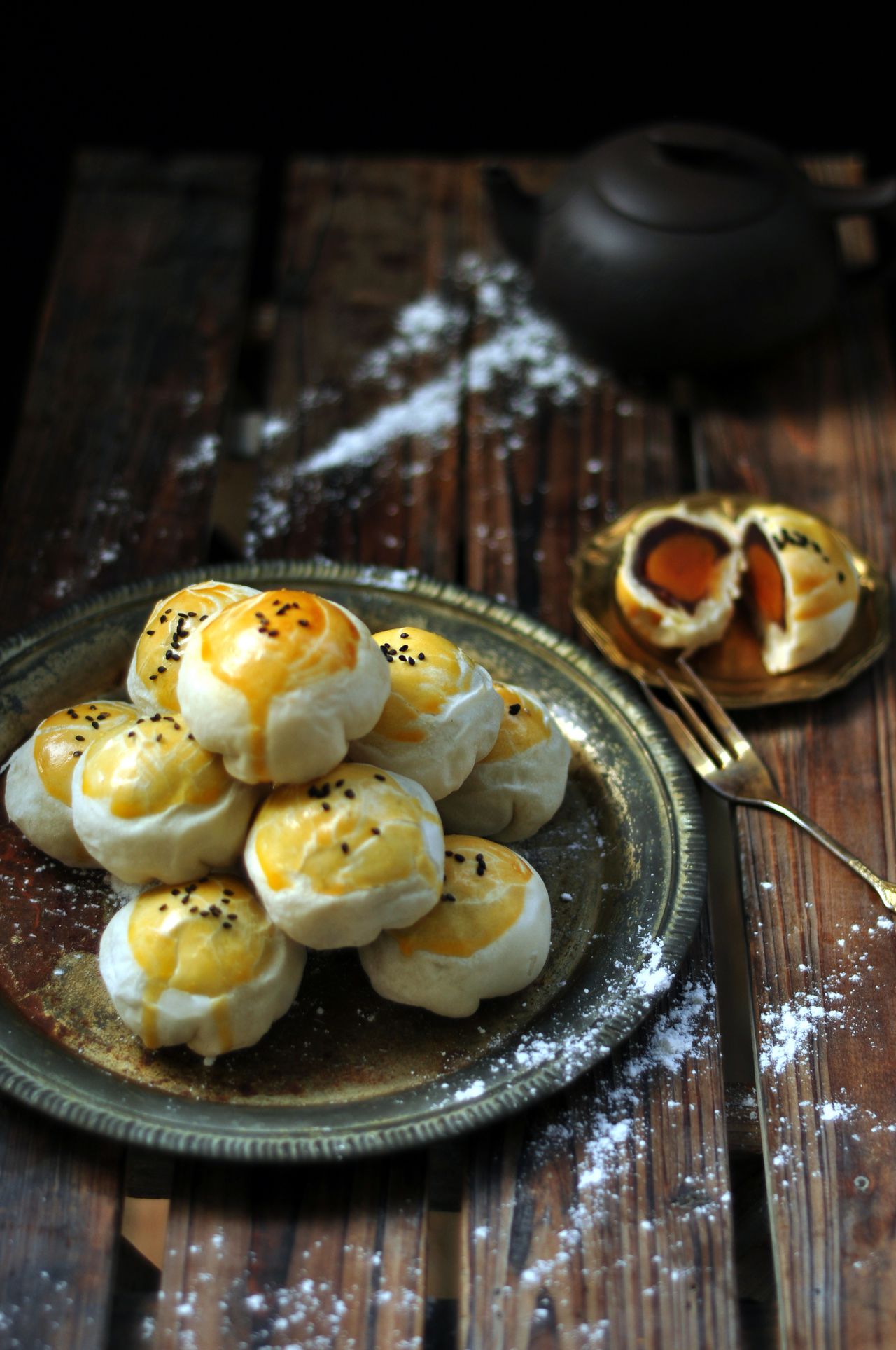 dozexgrogu">中式酥皮蛋黄酥是以中筋面粉,猪油,温水为主料制作的食品