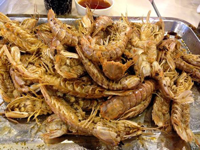  p>香辣虾姑是一道美食,主要原料为虾姑,辅料是盐,油辣子,蒜,芹菜.