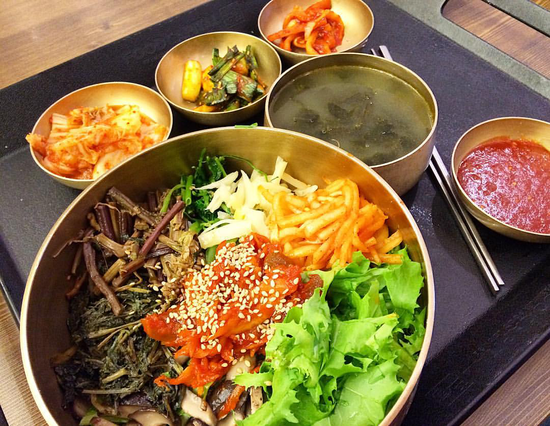  p>韩式蔬菜拌饭是一道菜品,材料包括 a target="_blank" href="/item