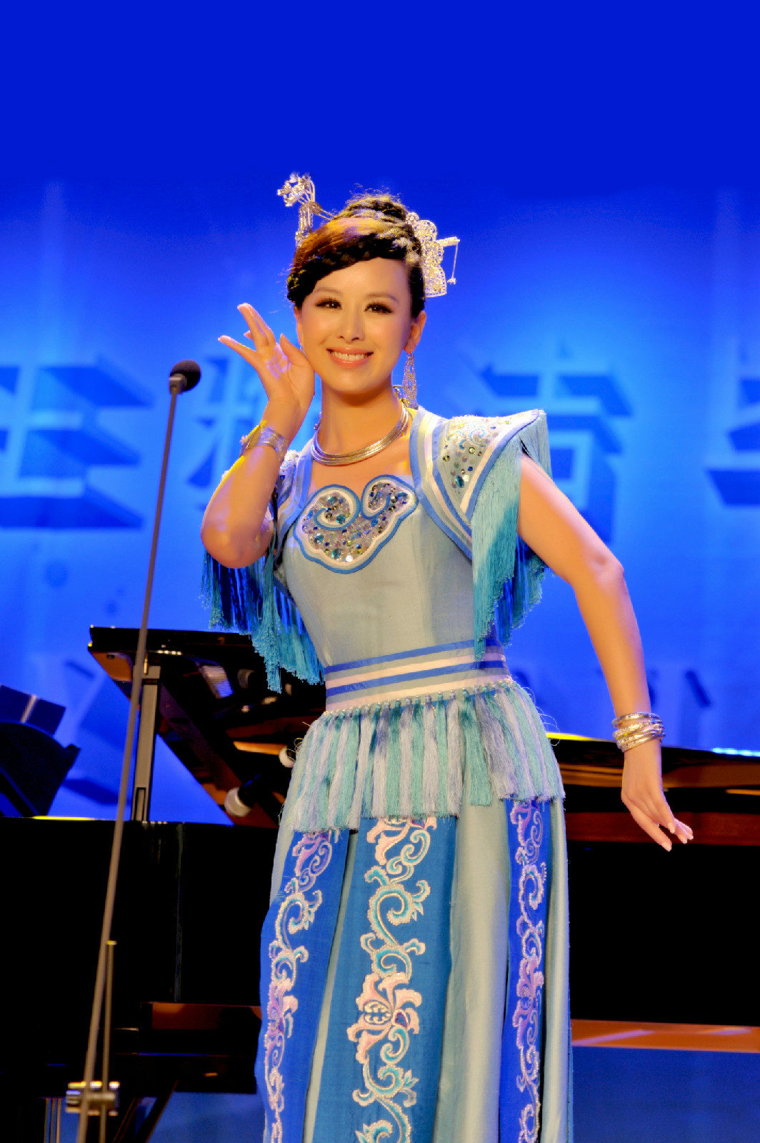  p data-id="gnwxjy7fnt">王雅洁,女,空政文工团优秀青年歌手,出生于