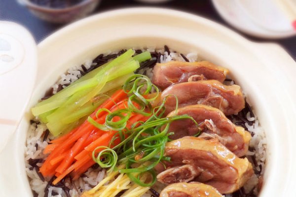 腊鸭腿煲仔饭
