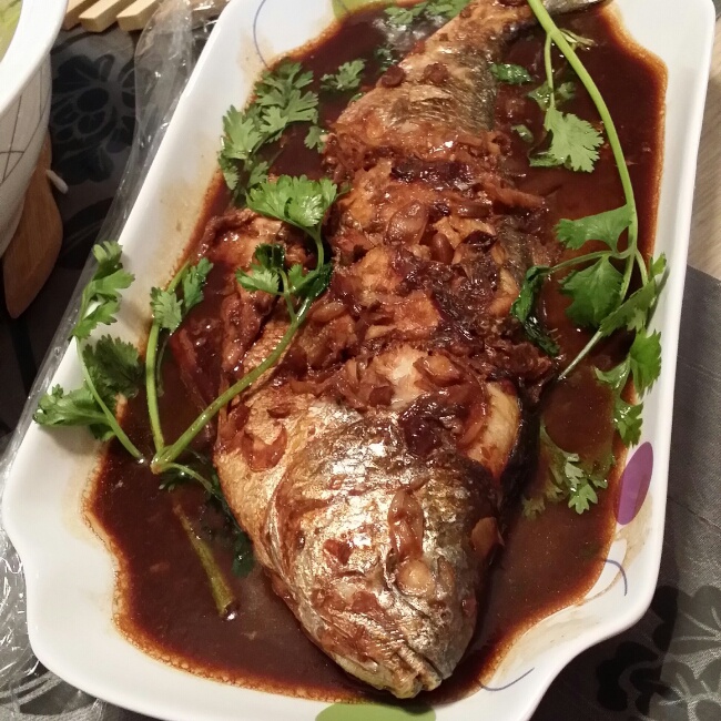  p>胶东酱焖黄花鱼是以黄花鱼为主料的菜品. /p>