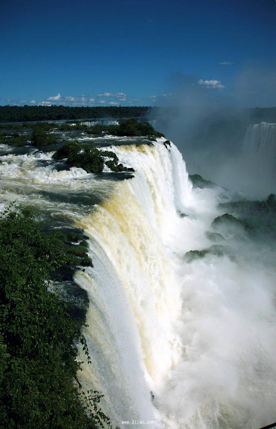 30636">瀑布 /a>,位于 a target="_blank" href="/item/阿根廷/77652"