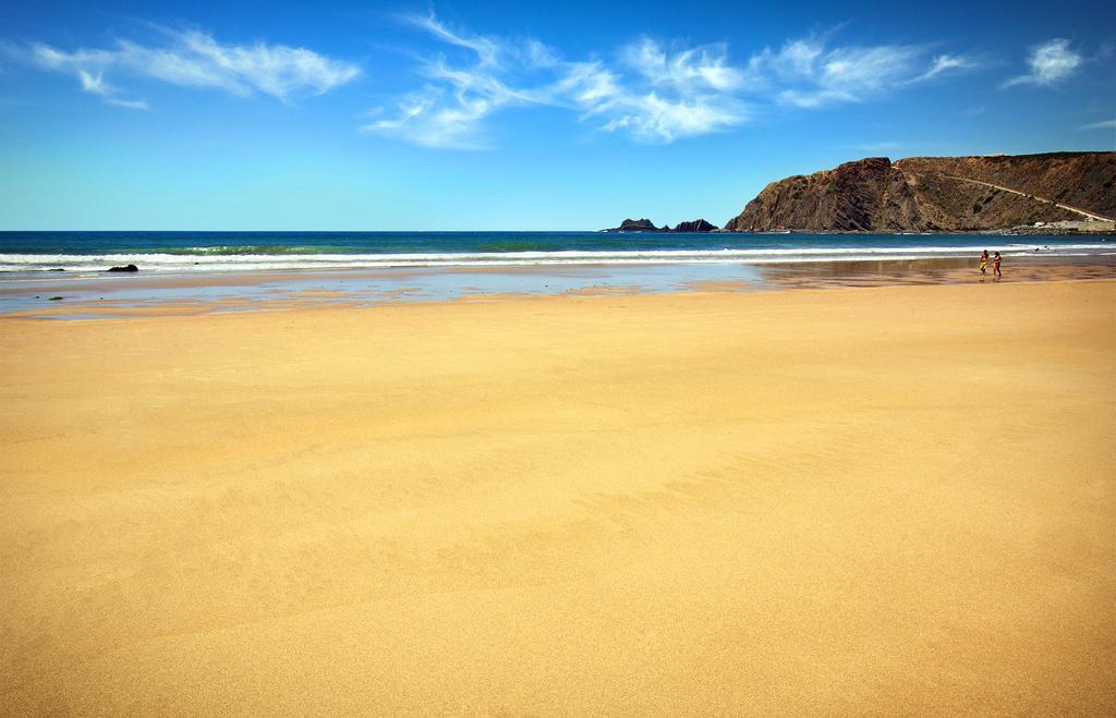  p>沙滩就是由于沙子堆积形成的沿水边的陆地或水中高出水面的平地.