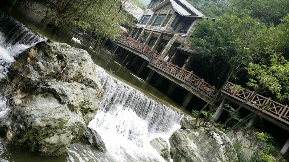  p>逸景园农家乐位于十堰市茅箭区百二河村大川路五十一号,座落于十房