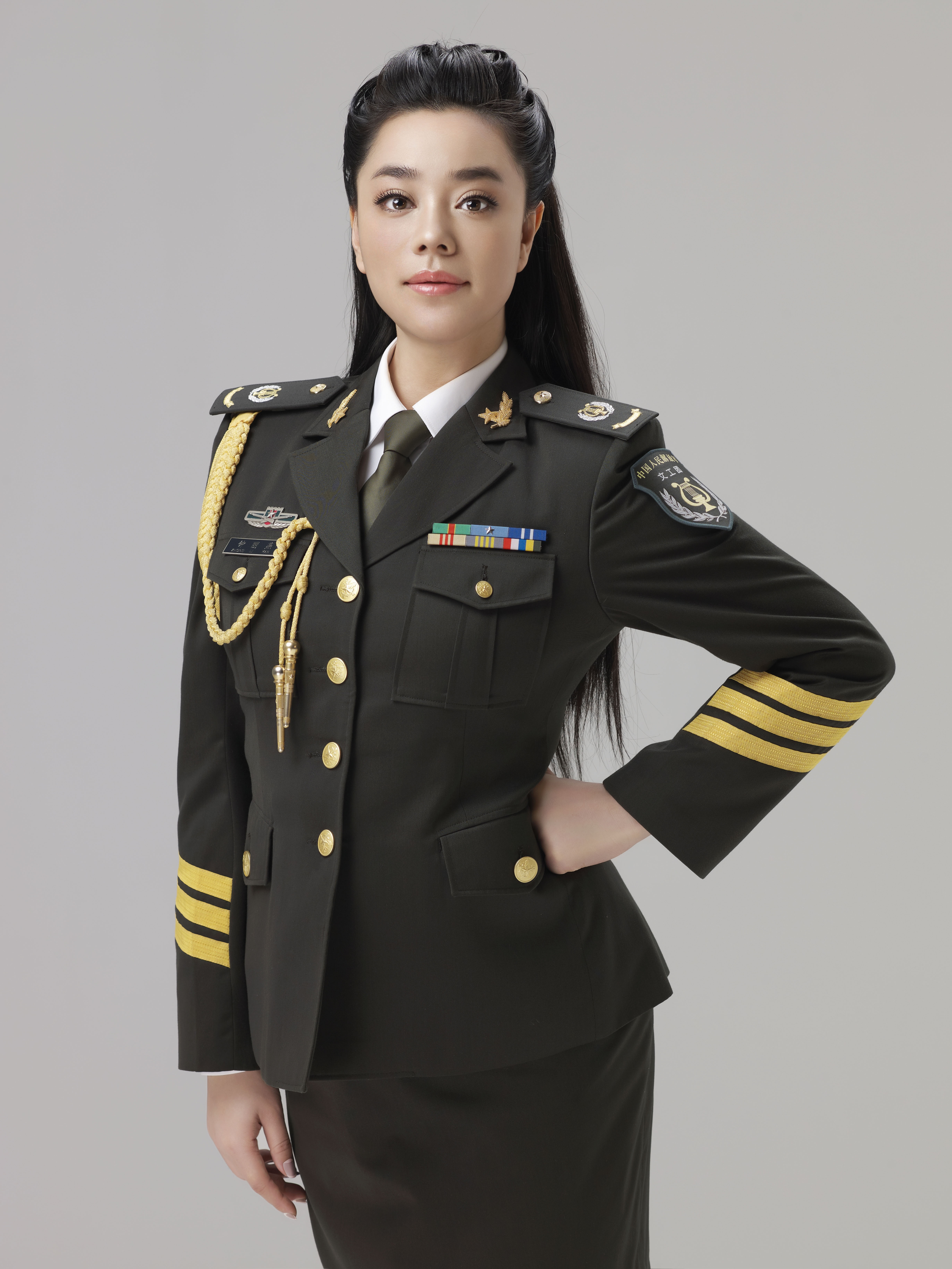 ">钟丽燕,1983年11月12日出生于浙江省嘉兴市,中国内地女中音歌唱演员