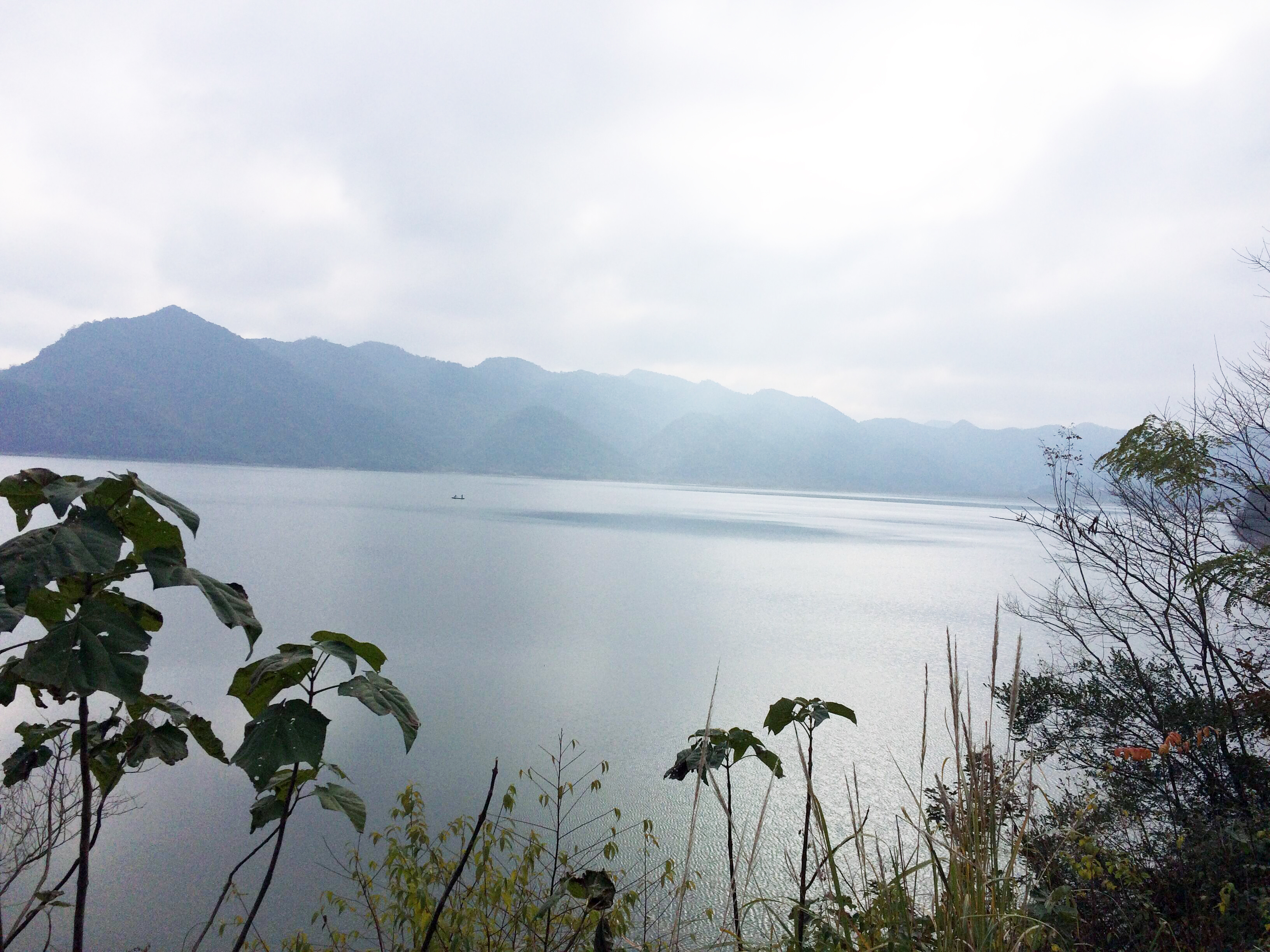 是彭泽县境内最大的水库之一,水库四面环山,风景秀丽,灌木枞生,水库内