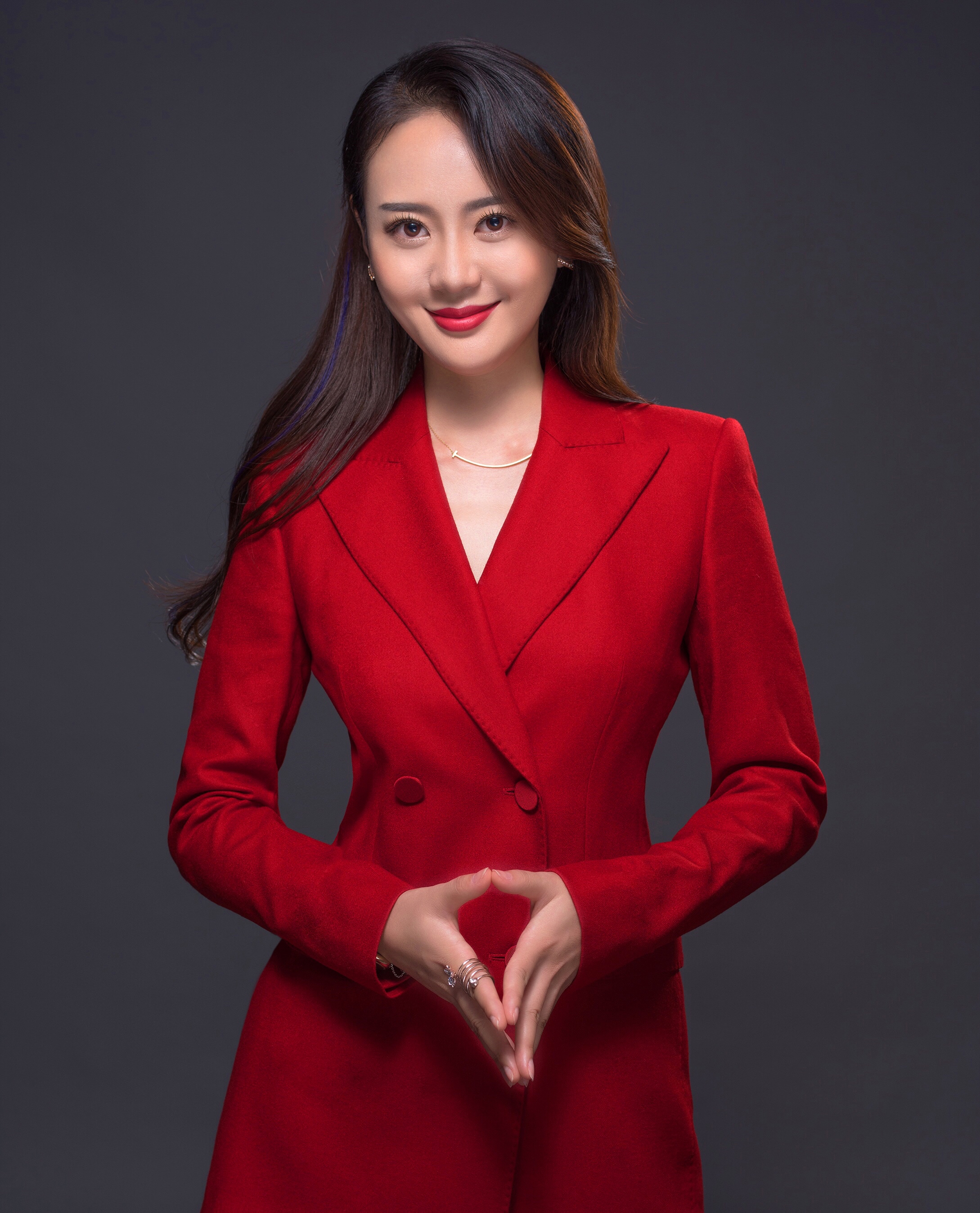  p>黄鹤,女,出生于 a target="_blank" href="/item/内蒙古自治区通辽