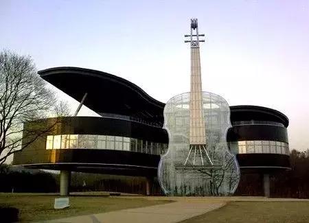  p>由谭盾策划制作的建筑音乐演出"水乐堂·天顶上的一滴水",在青浦