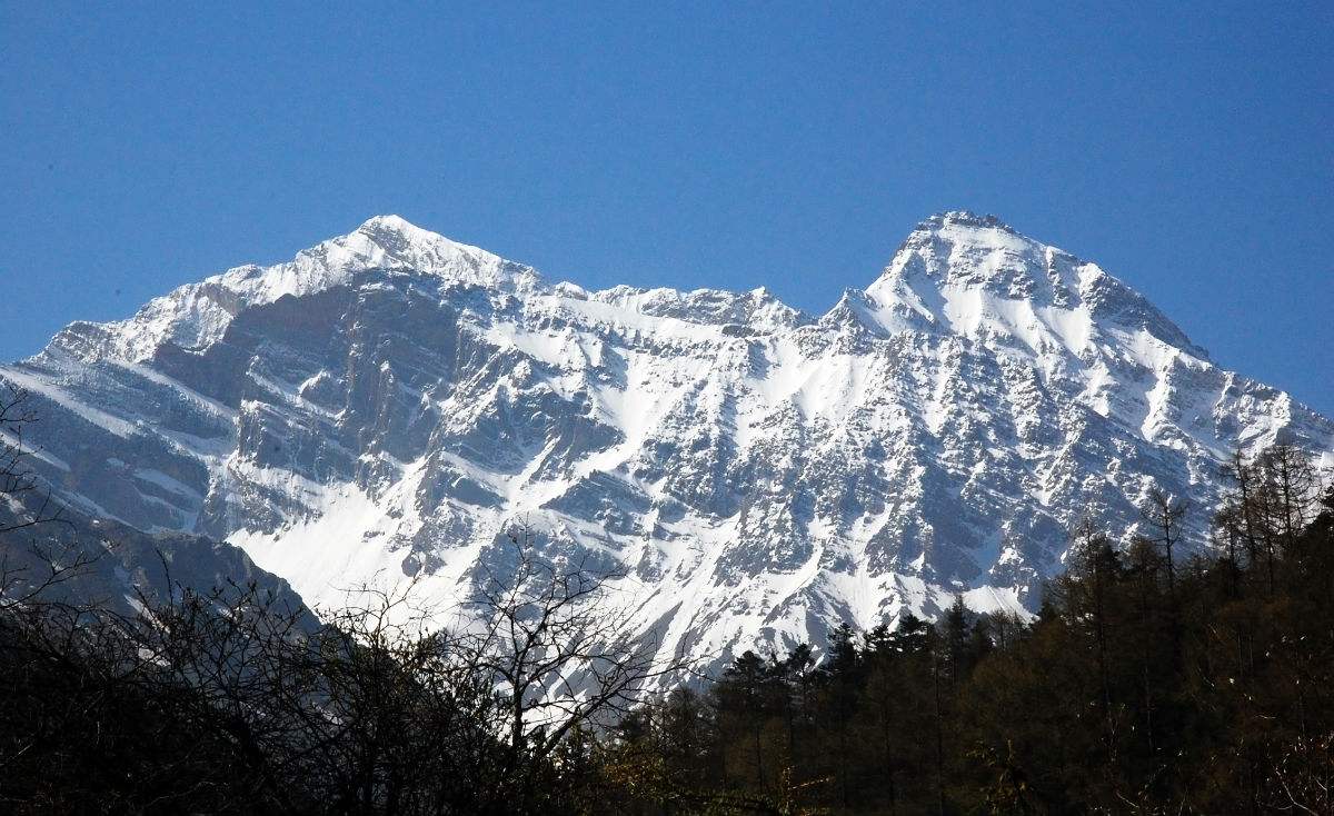 50°,雪宝顶位于松潘县境内,是岷山山脉主峰,最高海拔5588米,岷山主峰