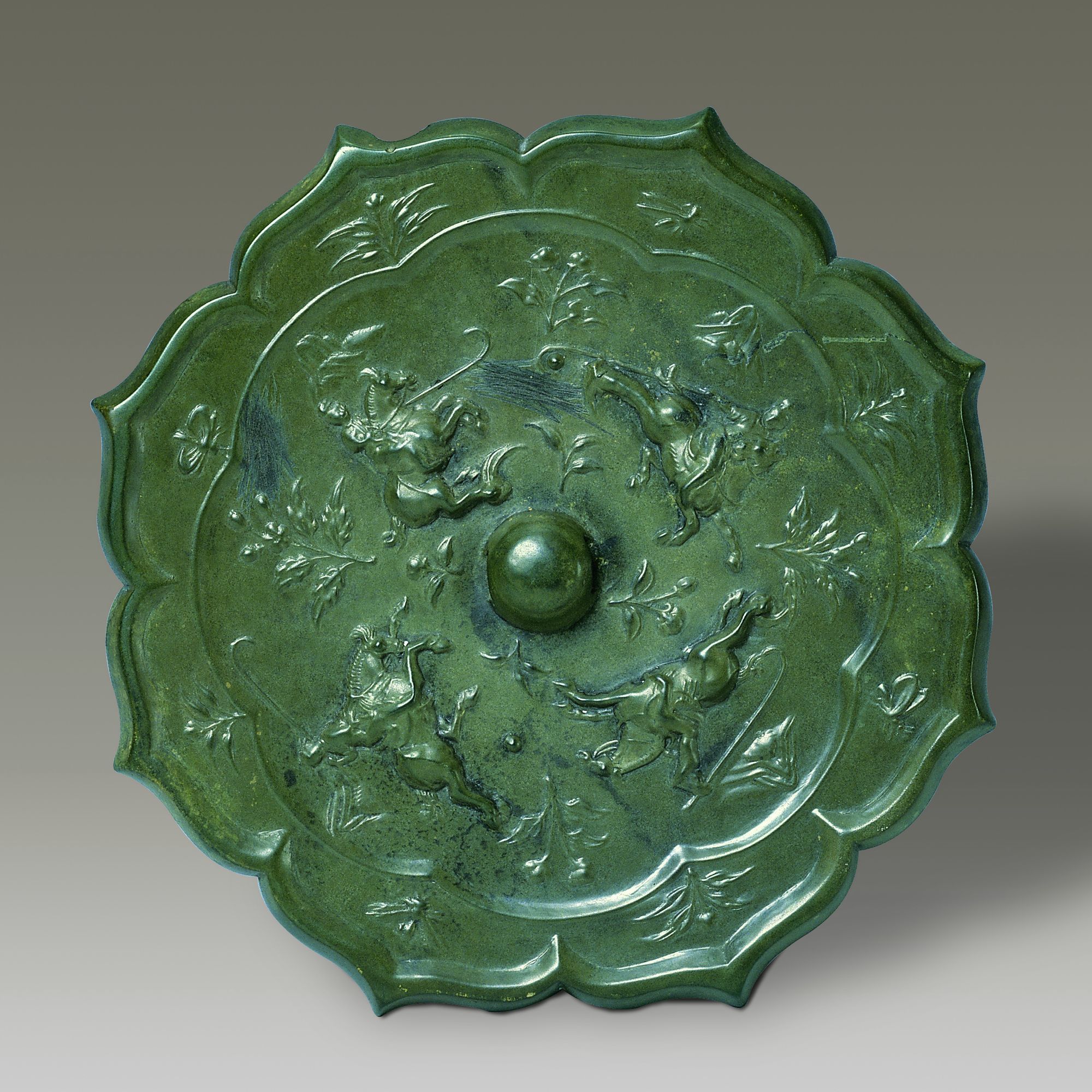  p>此展品为唐代的金属器,为半圆钮,菱花形黄蜂枝纹缘,主体纹饰为四名