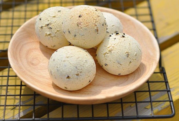  p>麻薯面包是日本人把糯米粉或其他淀粉类制成的有弹性和粘性的食品