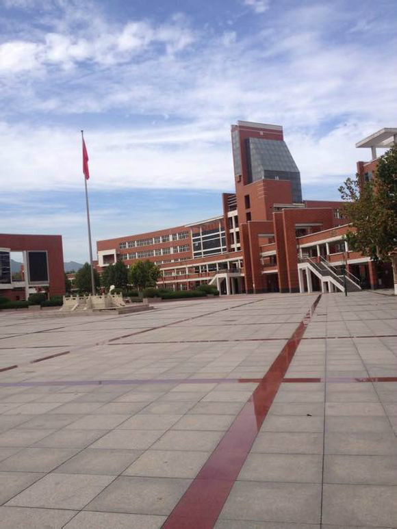  p> a target="_blank" href="/item/鹿泉区第一中学/17604783" data