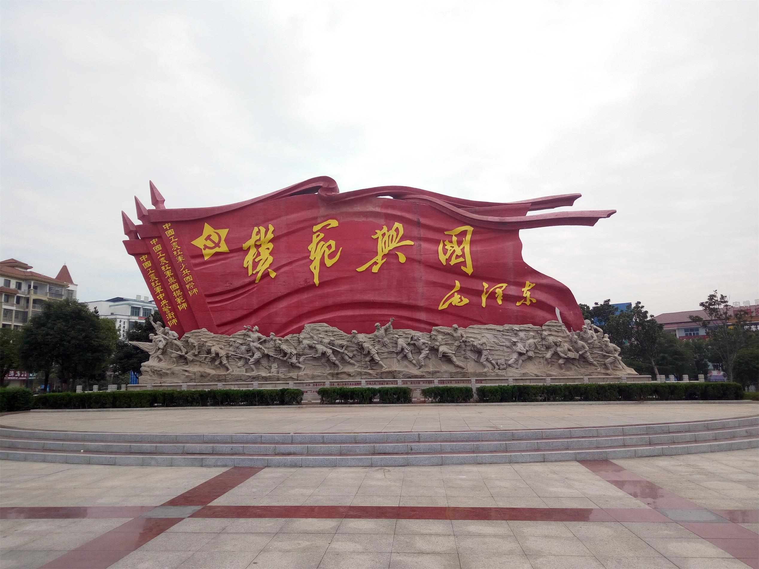  p>将军园位于兴国县将军大道南端,占地300亩,交通方便,其中由广场