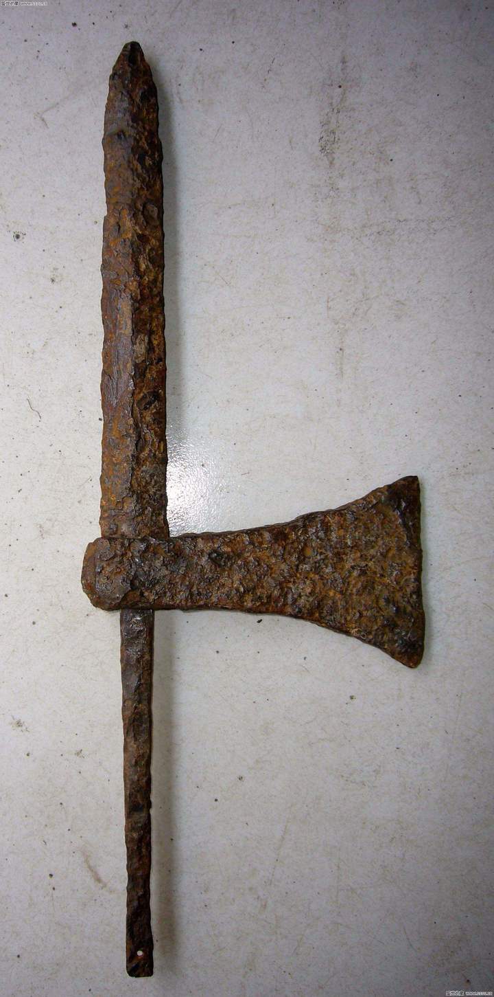 同戈,矛联装戟的区别是刺部加长如剑,把戈头换成铁斧,从而具有刺,砍