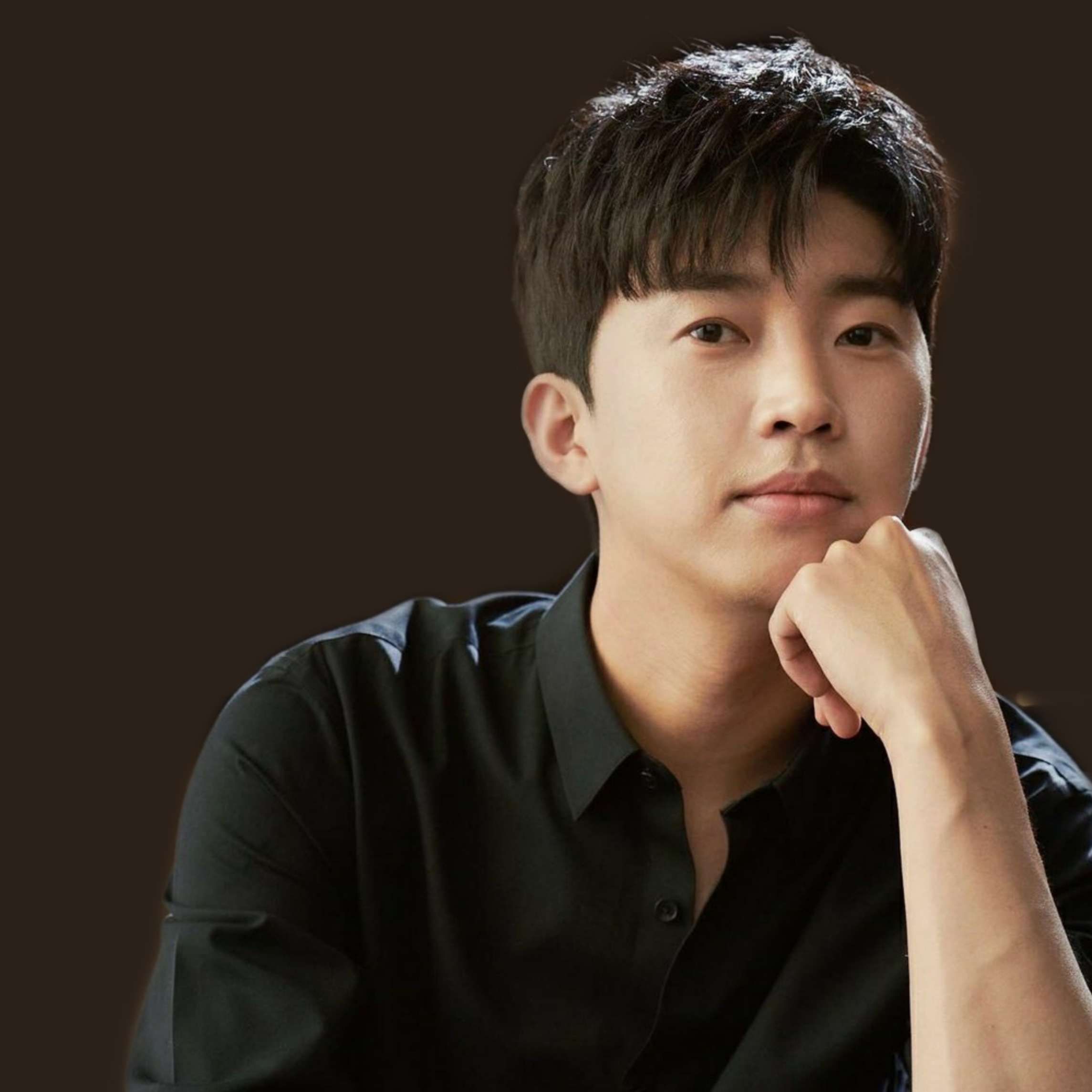 于韩国京畿道抱川市,毕业于韩国景福大学实用音乐专业学士,韩国男歌手