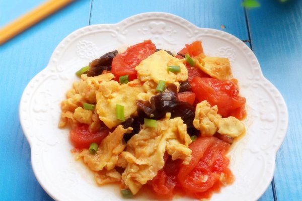 既有木耳的清淡中和西红柿的酸甜,又富含各种营养,制作原料主要有木耳