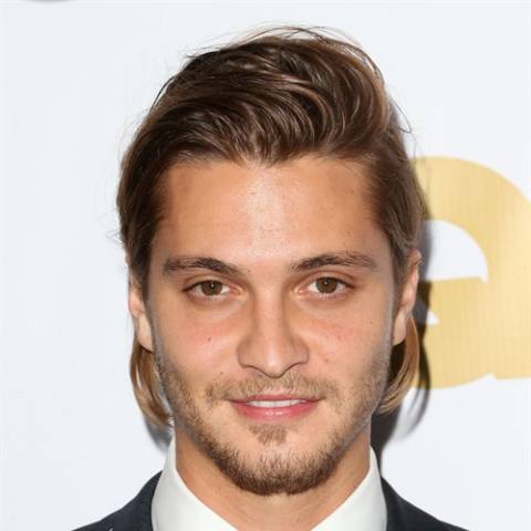 卢克·葛莱姆斯饰 凯斯61达顿配音-凯利·蕾莉饰 贝丝·达顿配音