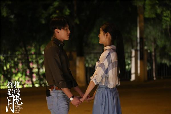 拥抱星星的月亮