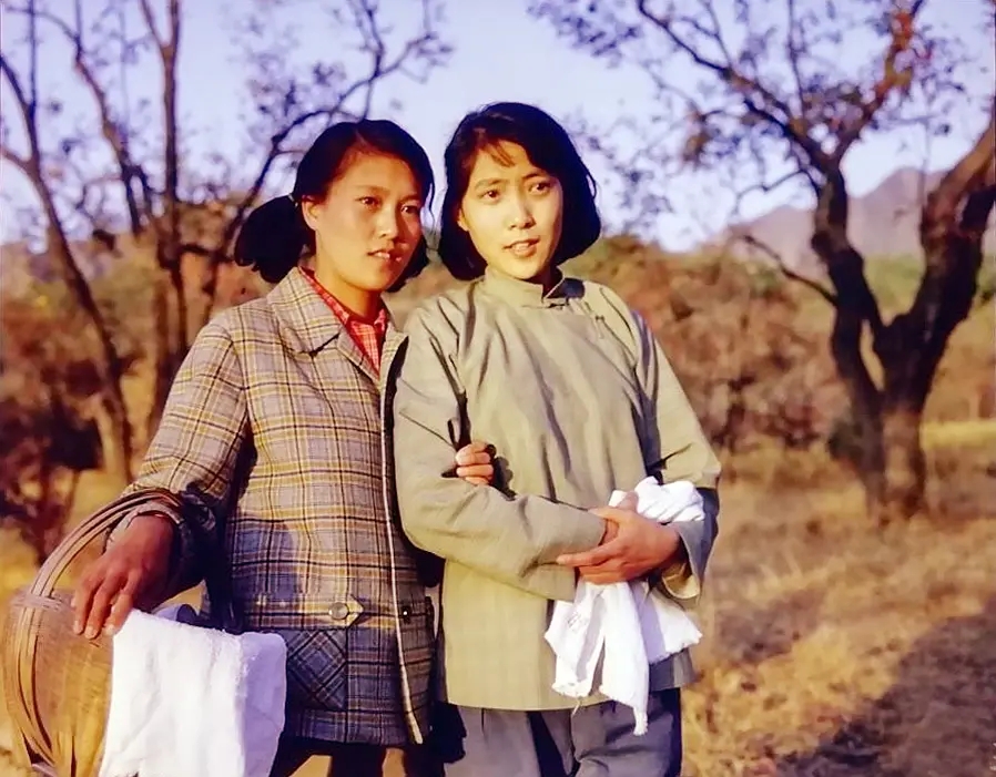 《蓝色的花》是由 a target="_blank" href="/item/北京电影制片厂