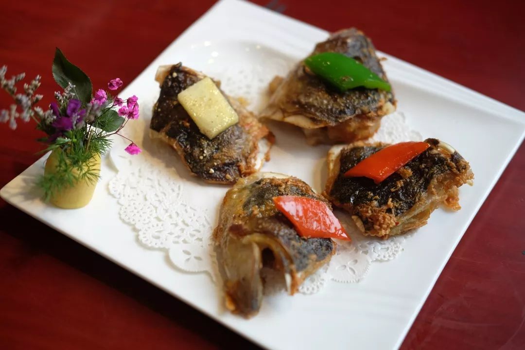 由鱼头等材料制成,属于粤菜系 a target="_blank" href="/item/顺德菜