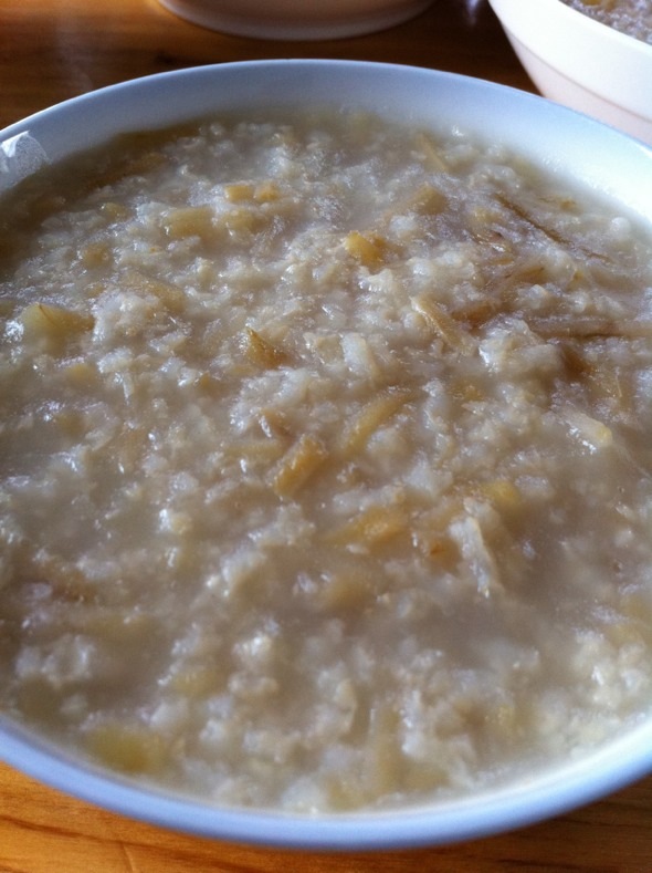 广州,潮汕及湛江其他地方的番薯丝粥是用新鲜番薯洗净筛