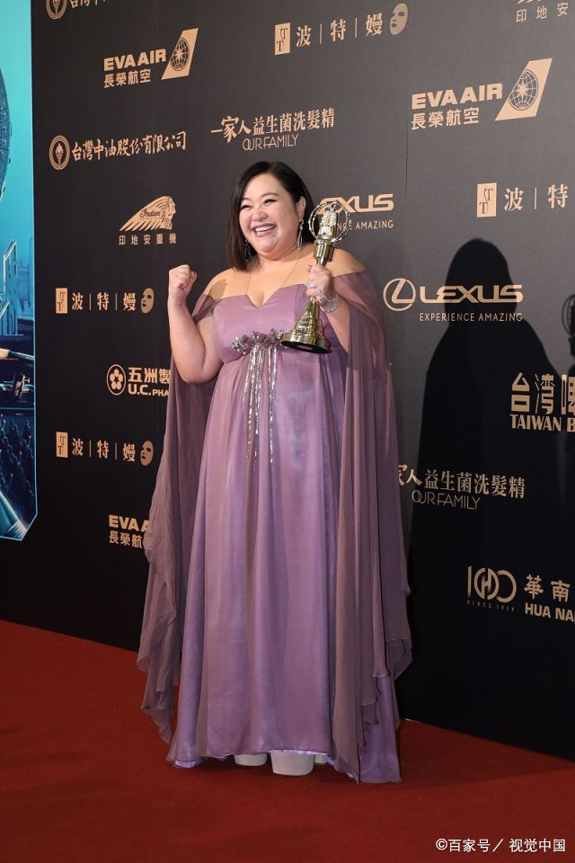 女演员钟欣凌获迷你剧集最佳女主角，穿紫色礼裙兴奋吻奖杯_百科TA说