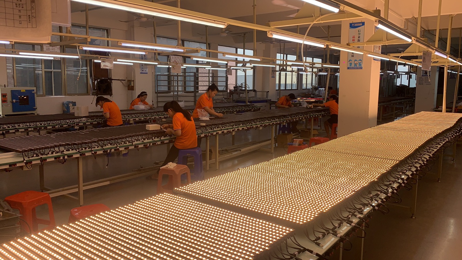 公司经营范围包括:一般经营项目是:,许可经营项目是:灯具的生产加工