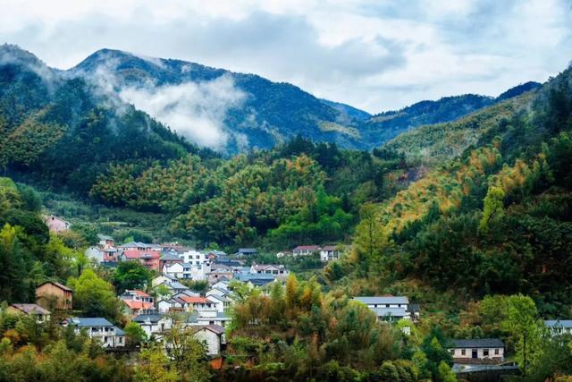  p>龙门秘境位于在安吉,余杭,临安三地交界处的临安区高虹镇石门村, 