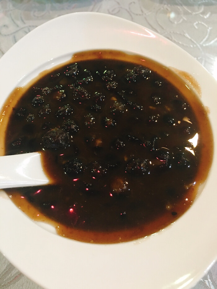  p>焖黑豆是一道美食,主要材料有黑豆,调料为酱油,糖. /p>