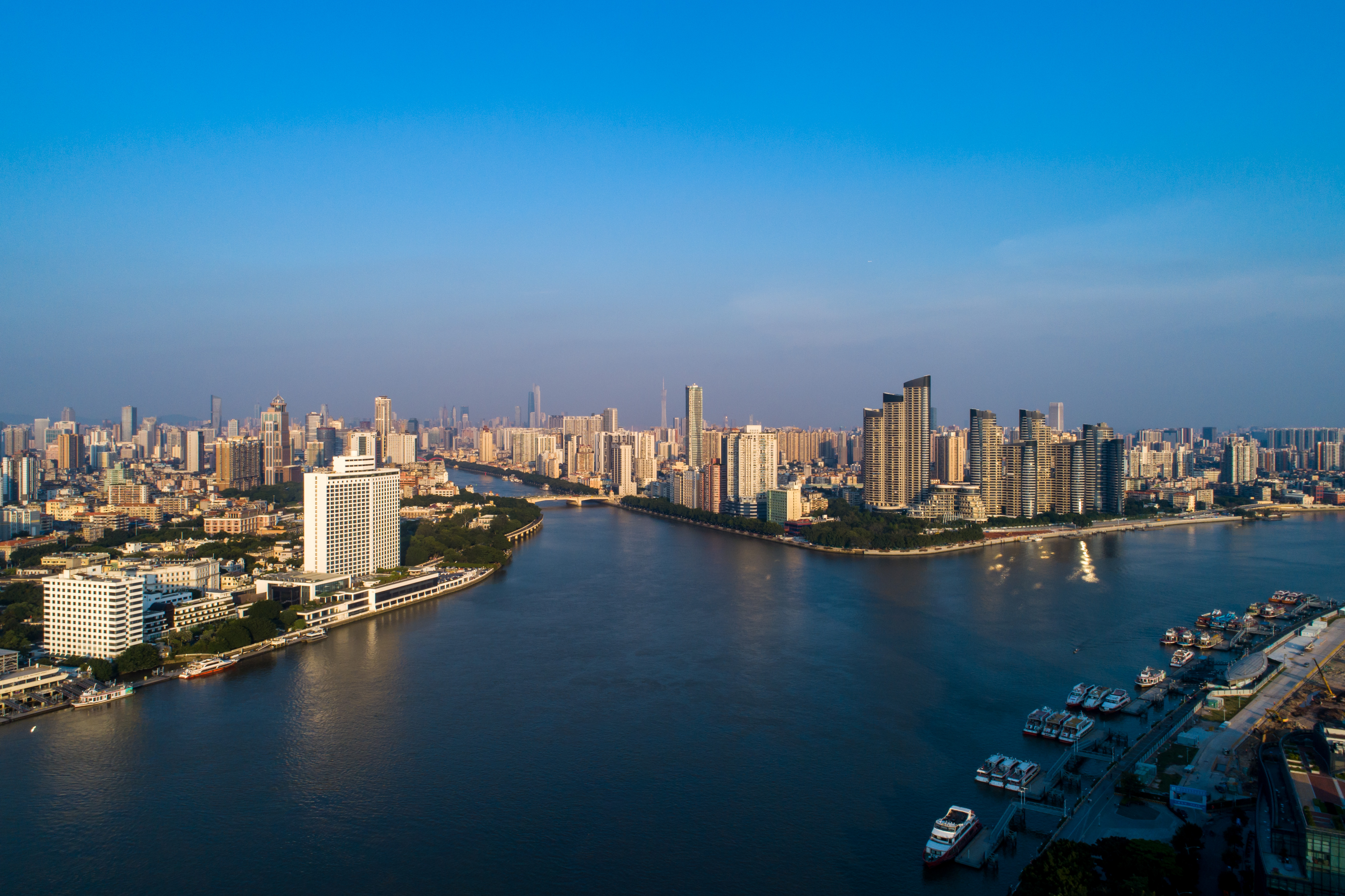  p data-id="gnwpfv1933">白鹅潭[báié tán] 位于广州市荔湾区