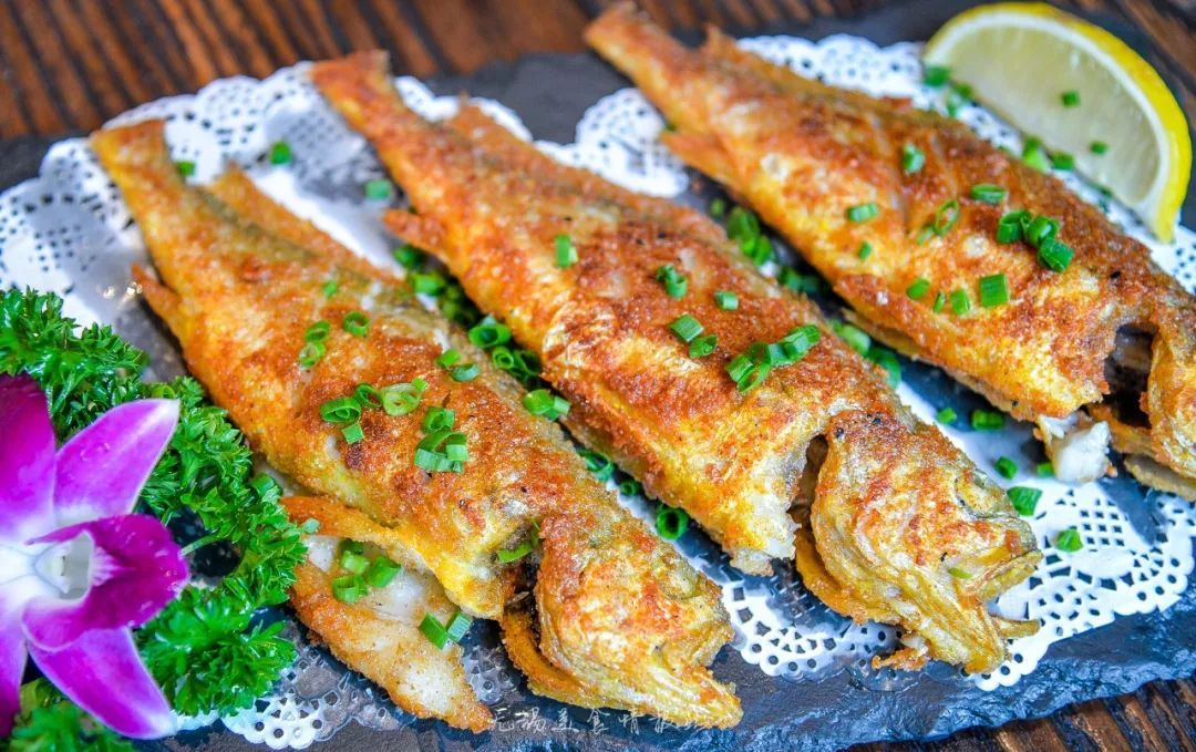 小黄鱼的一种做法,烹饪出来的佳肴味道鲜美,小黄花鱼肉质比较细腻软烂