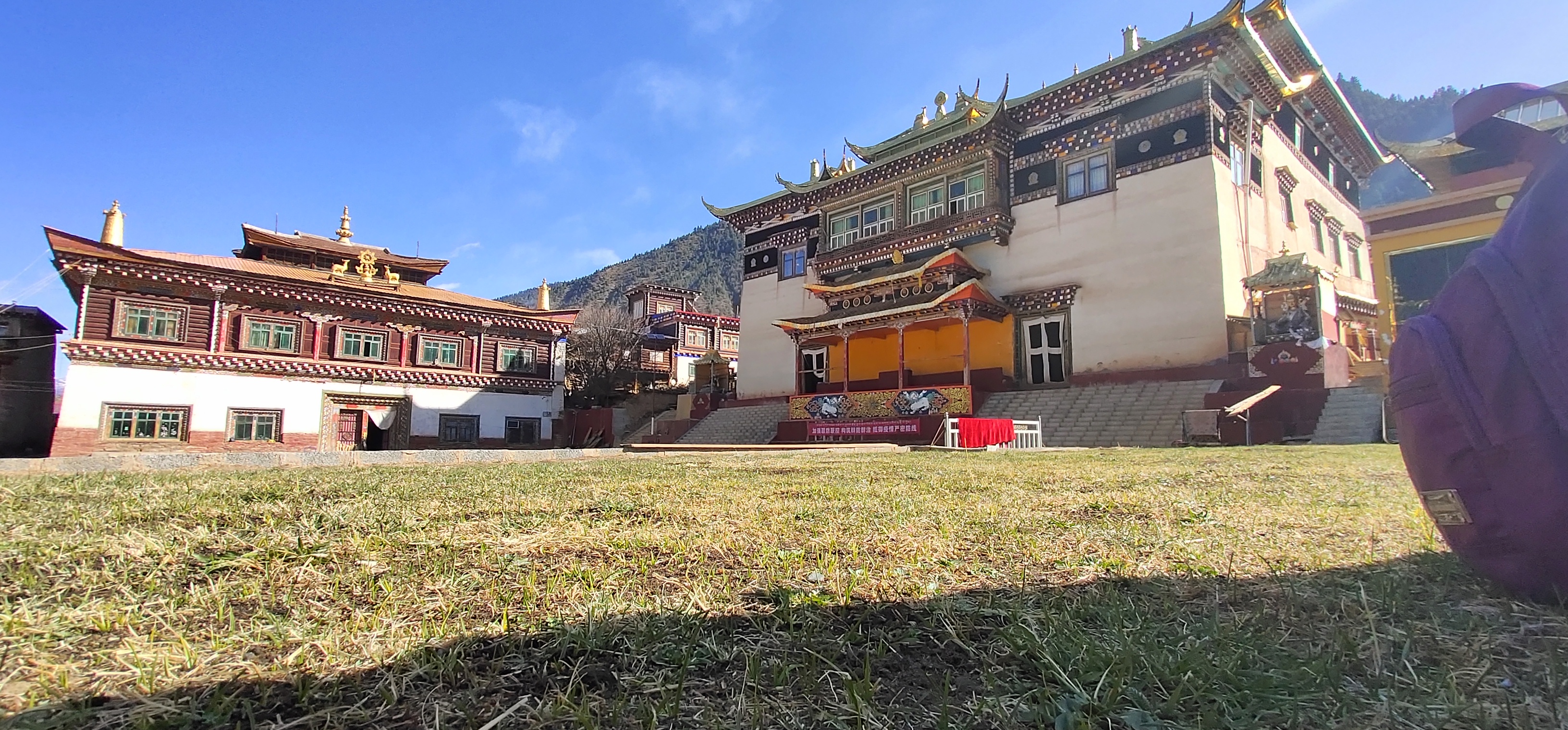 金刚座旧译宁玛之源噶陀寺的四大分寺之一,坐落在甘孜州新龙县大盖镇