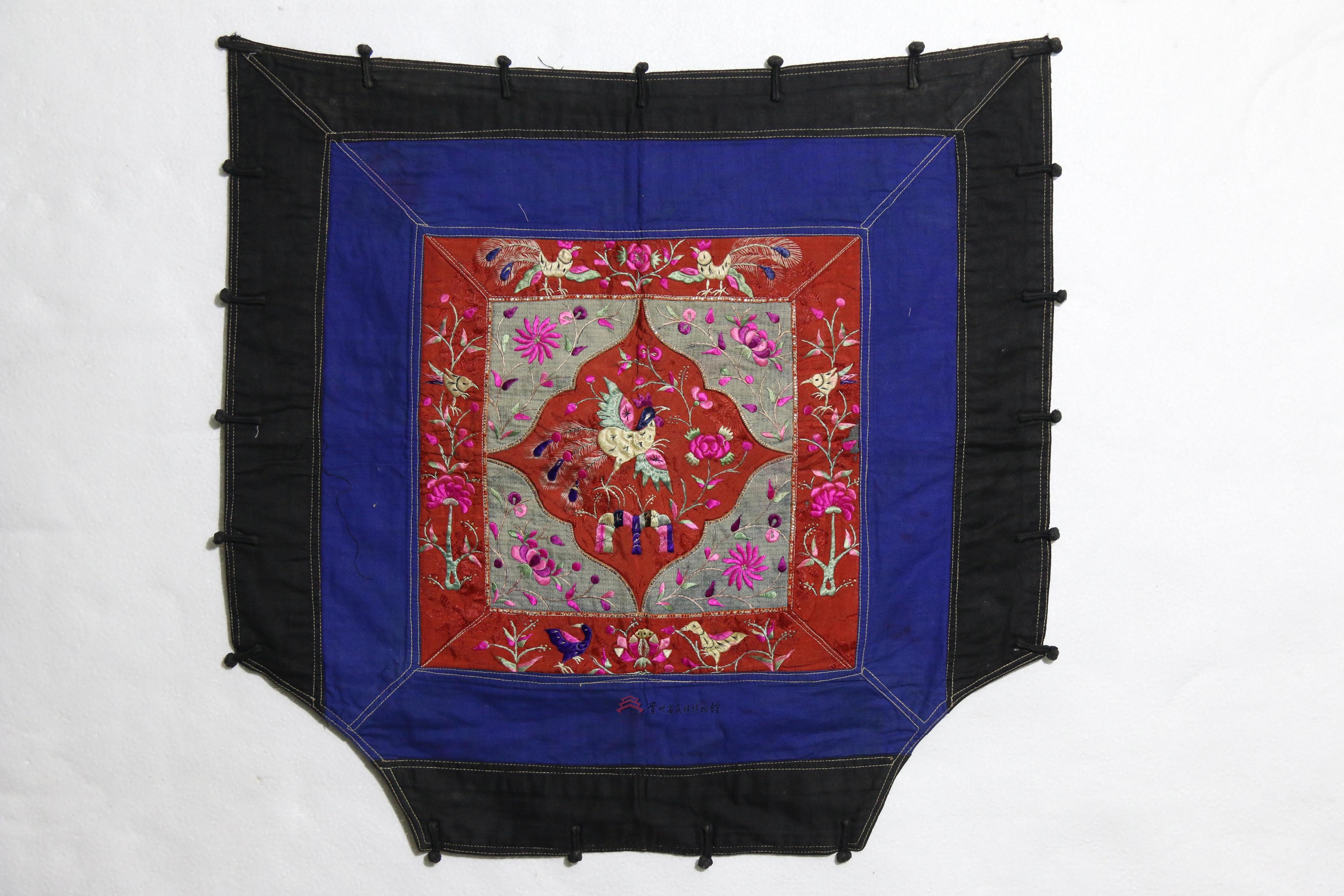 当代广西融水苗族破线绣喜鹊孔雀纹背带片