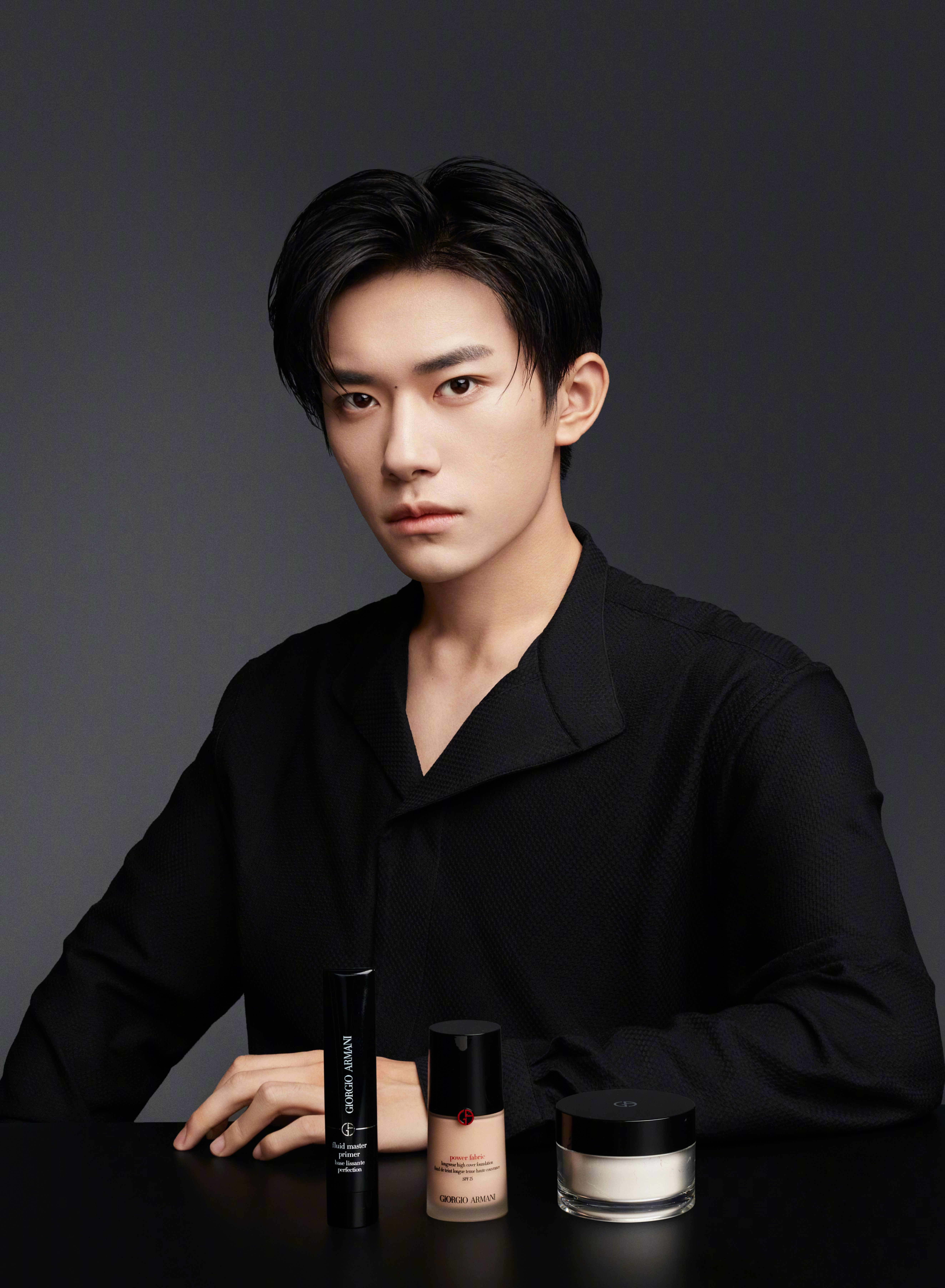  p>易烊千玺,2000年11月28日生于湖南怀化,中国内地男演员,歌手,舞者