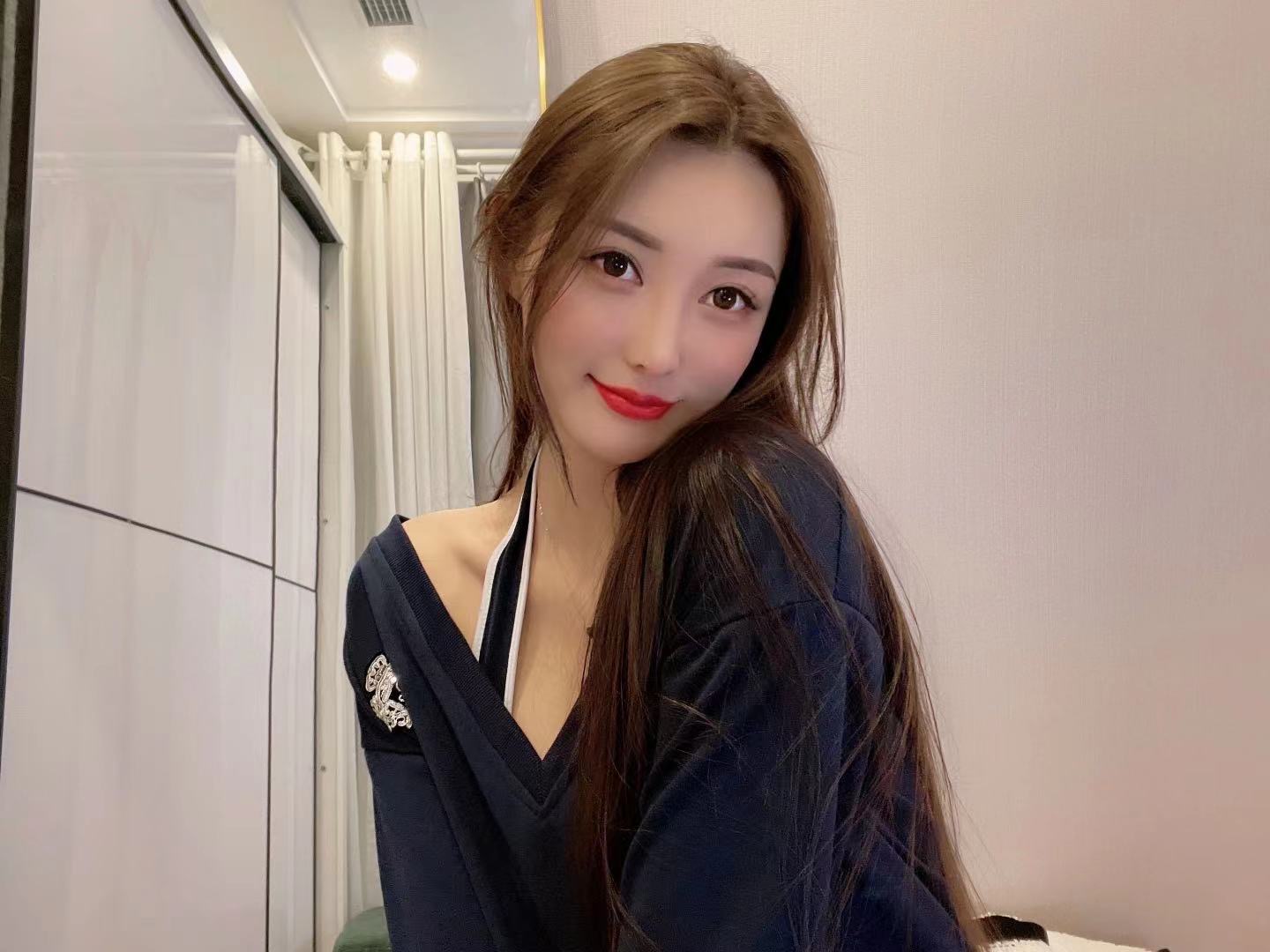  p>王语会,女,安徽人,网红车模,快手抖音网络达人.