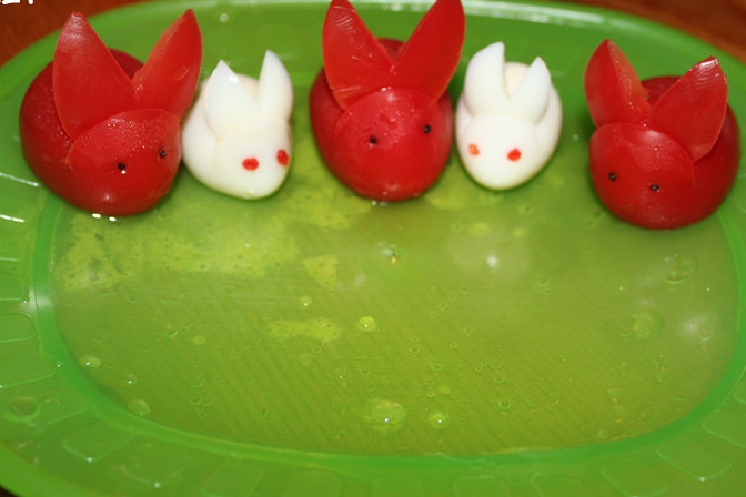 data-lemmaid="657021">鹌鹑蛋 /a>,樱桃番茄为主要食材制作的美食