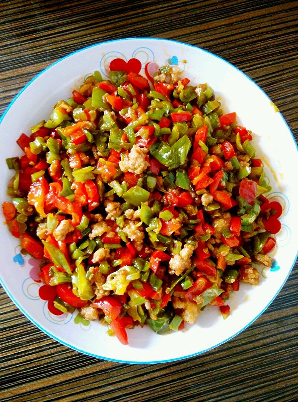 一般是脊骨上的肉,将骨头炖好以后,将肉撕下来,可用酸姜,酸辣椒爆炒