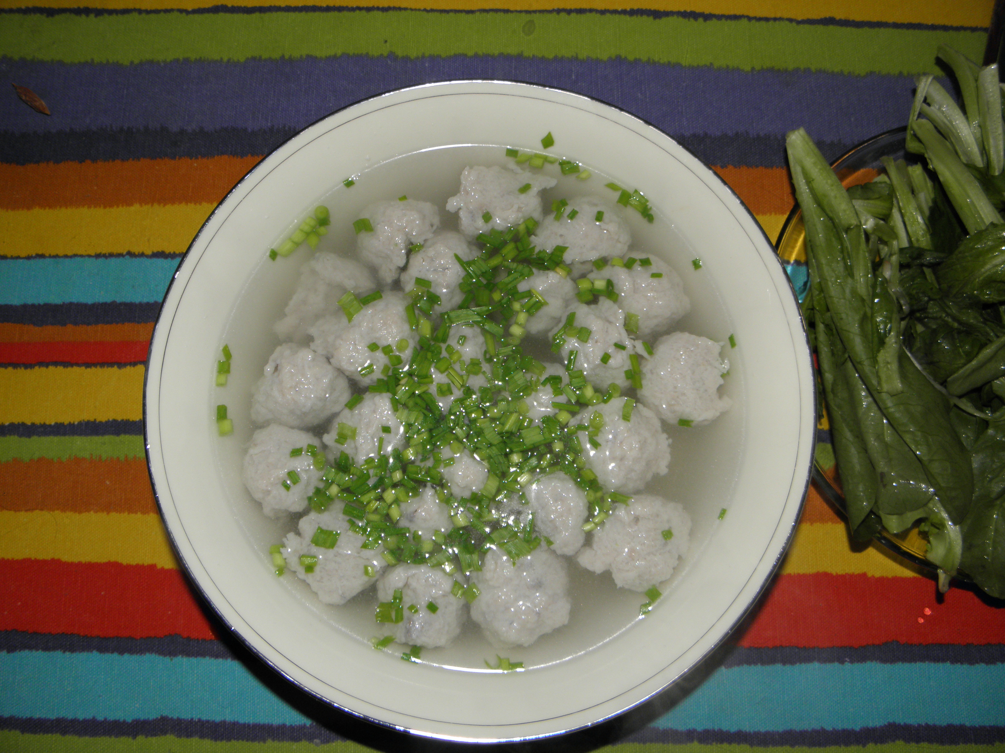  p>鲅鱼丸子,是以鲜鲅鱼,精瘦肉, a href="#">香菜 /a>末为原料制作的