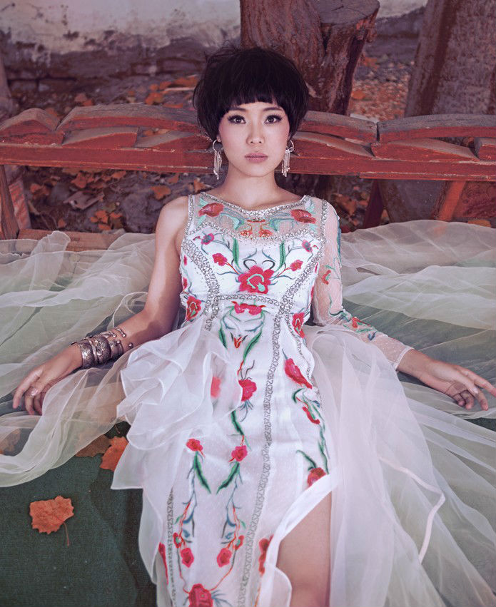  p>云朵,原名谢春芳,羌族,1987年2月7日出生于四川省阿坝藏族羌族自治