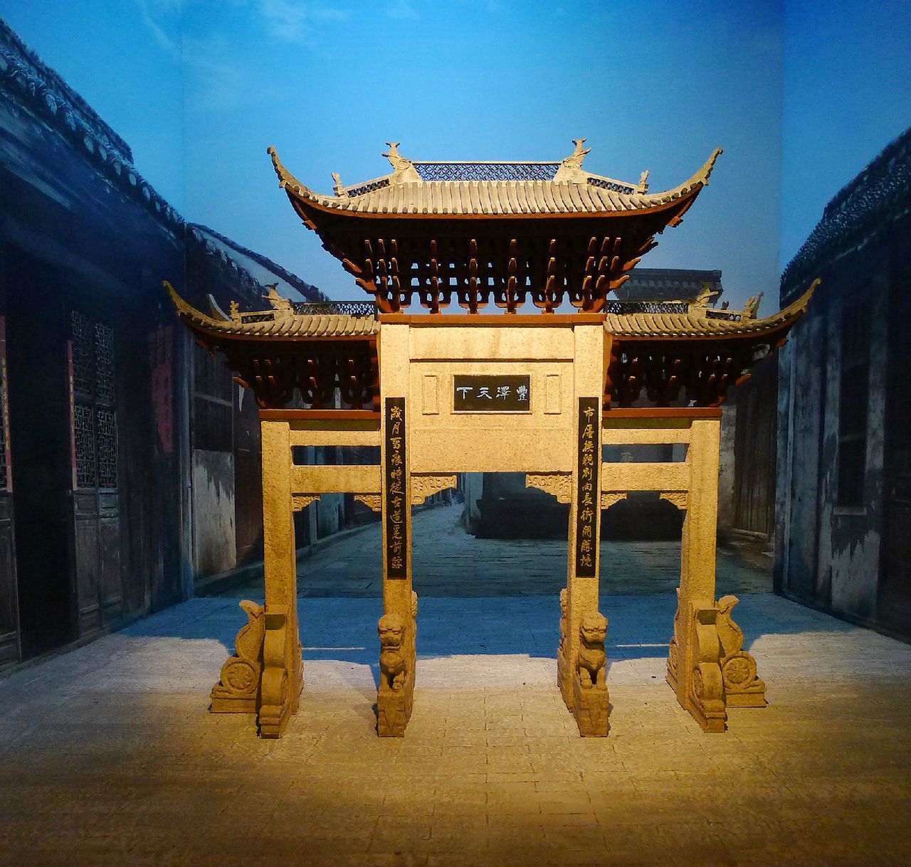 >东台市历史文化博览馆位于东台广场路10号的东馆,建筑面积8500平方米