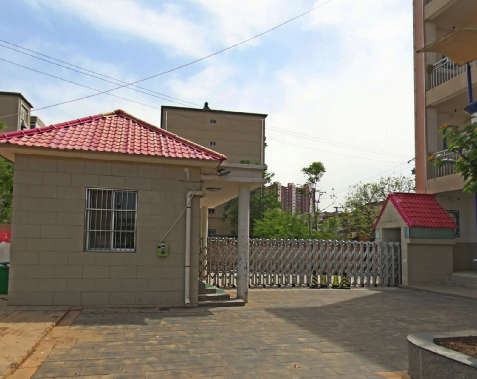  p>城关中学是陕西省大荔县城关镇规模最大的一所省级示范初中,学校